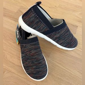 New with tags never worn Isotoner Zenz sneakers size 7